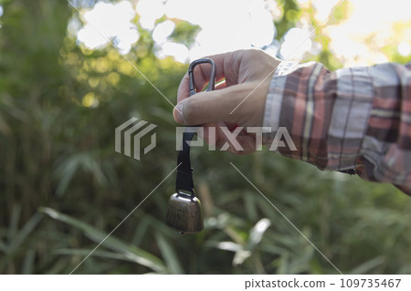 手拿著熊鈴 109735467