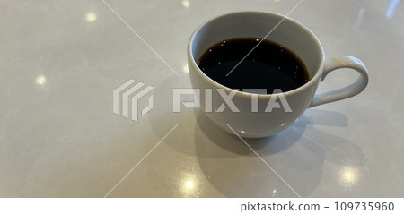 窗邊的咖啡,光線照射進來 窗邊的咖啡,光線照射進來 109735960