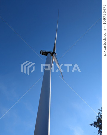 Wind turbines from below (Shiratakiyama Wind Farm, Yamaguchi Prefecture) 109736473