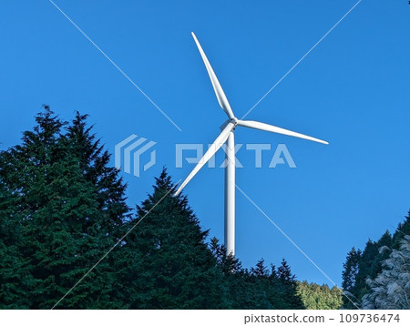 A close view of wind turbines producing wind power (Shiratakiyama Wind Farm, Yamaguchi Prefecture) 109736474