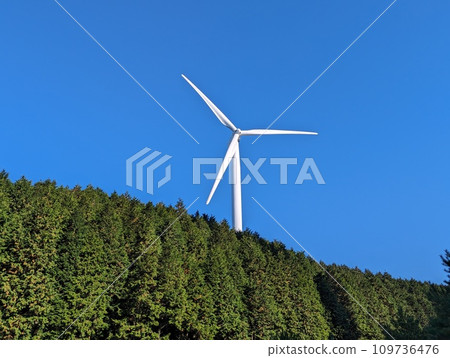 Wind turbine for wind power generation (Shiratakiyama Wind Farm, Yamaguchi Prefecture) 109736476