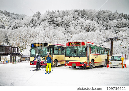 【冬季志賀高原】橫手山滑雪場_等待前往太陽谷的滑雪接駁巴士 109736621