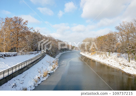 Beautiful view of the winter river in the city. 109737215