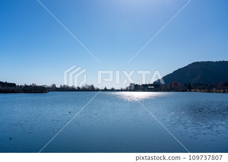 深秋的靜岡縣富士宮市，狸湖沐浴在光影之中 109737807