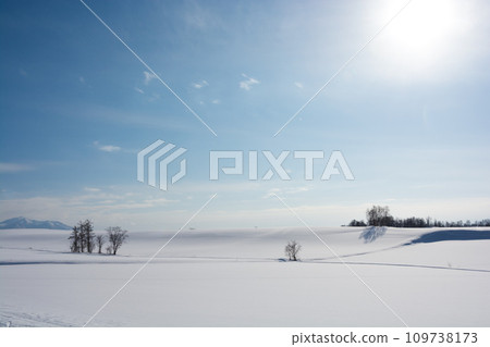 雪小山和藍天 109738173