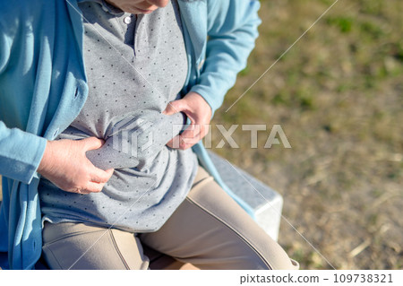專注於腹部脂肪的高級女性 - 臥推休息 - 運動 - 健康習慣 - 步行 - 飲食 - 肥胖 - 捏肚子 專注於腹部脂肪的高級女性 - 臥推休息 - 運動 - 健康習慣 - 步行 - 飲食 - 肥胖 - 捏肚子 109738321