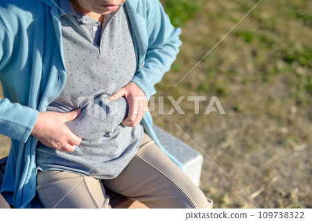專注於腹部脂肪的高級女性 - 臥推休息 - 運動 - 健康習慣 - 步行 - 飲食 - 肥胖 - 捏肚子 專注於腹部脂肪的高級女性 - 臥推休息 - 運動 - 健康習慣 - 步行 - 飲食 - 肥胖 - 捏肚子 109738322