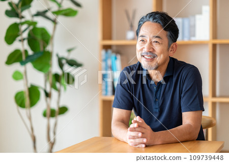 一位老人在客廳休息。 一位老人在客廳休息。 109739448