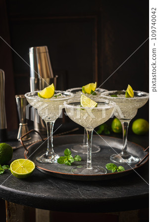 Margarita cocktail with lime 109740042