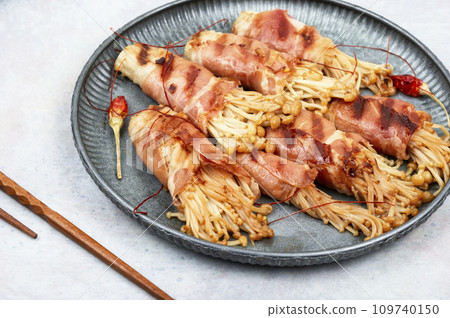 Grilled enoki mushroom with bacon 109740150