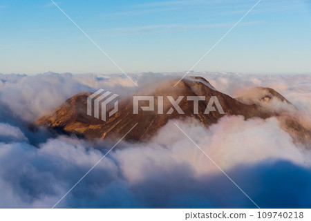 Mt. Mitsumata floating in a sea of clouds and the Brocken phenomenon, the summit of Mt. Ofuna in autumn, Japan's 100 Famous Mountains, Kokonoe Mountains 109740218