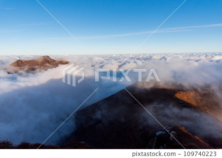Mt. Mitsumata floating in a sea of clouds and the Brocken phenomenon, the summit of Mt. Ofuna in autumn, Japan's 100 Famous Mountains, Kokonoe Mountains 109740223