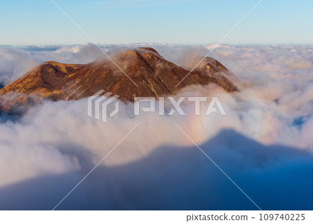Mt. Mitsumata floating in a sea of clouds and the Brocken phenomenon, the summit of Mt. Ofuna in autumn, Japan's 100 Famous Mountains, Kokonoe Mountains 109740225