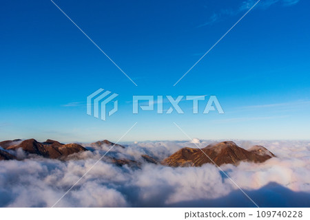 Mt. Mitsumata floating in a sea of clouds and the Brocken phenomenon, the summit of Mt. Ofuna in autumn, Japan's 100 Famous Mountains, Kokonoe Mountains 109740228