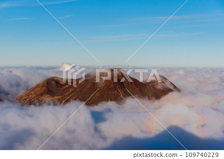 Mt. Mitsumata floating in a sea of clouds and the Brocken phenomenon, the summit of Mt. Ofuna in autumn, Japan's 100 Famous Mountains, Kokonoe Mountains 109740229