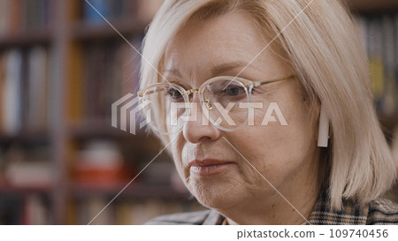 Businesswoman in her 50s having an online video conference on her laptop at home 109740456
