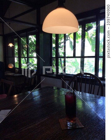 黑暗的咖啡館 109740900