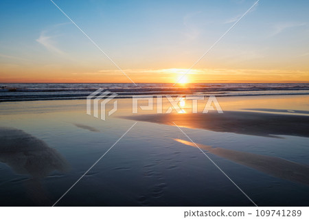 Atlantic ocean sunset with surging waves at Fonte da Telha beach, Portugal 109741289