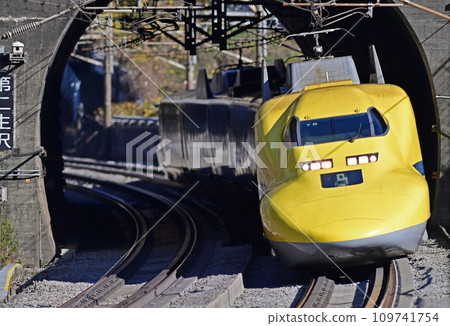 Tokaido Shinkansen Shin-Yokohama-Odawara JR West 923 type 3000 series T5 formation (Hakata) Doctor Yellow 109741754