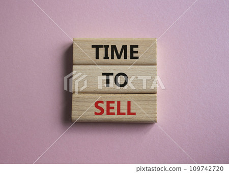 Time to Sell symbol. Concept words Time to Sell on wooden blocks. Beautiful pink background. Business and Time to Sell concept. Copy space. Time to Sell symbol. Concept words Time to Sell on wooden blocks. Beautiful pink background. Business and Time to Sell concept. Copy space. 109742720