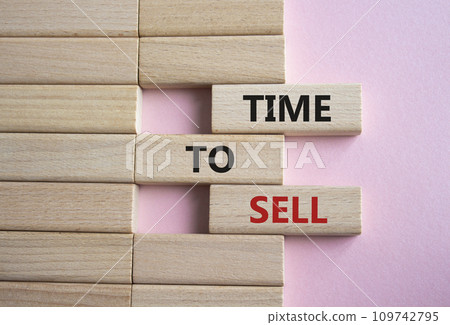 Time to Sell symbol. Concept words Time to Sell on wooden blocks. Beautiful pink background. Business and Time to Sell concept. Copy space. 109742795