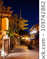 京都八坂塔（法觀寺）夜三年坂 109742862