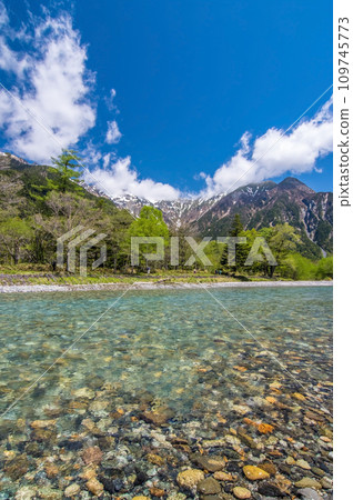 【新綠色季節的上高地】從梓川河床眺望北阿爾卑斯山 【新綠色季節的上高地】從梓川河床眺望北阿爾卑斯山 109745773