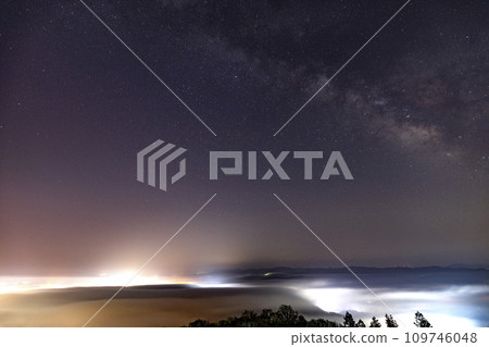 The Milky Way in the sky of the third basin where a sea of clouds spreads out 109746048