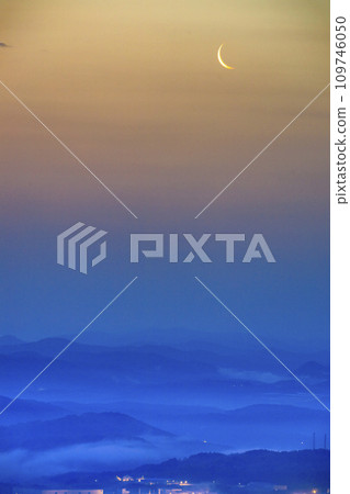 A thin moon rising in the sky of the third basin with a sea of clouds. Moon age 28 days. 109746050