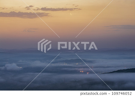 一輪細長的月亮在三好盆地雲海的日出天空升起 109746052