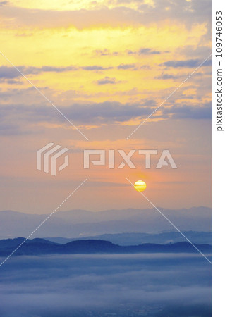 從三好市的高谷山展望台看三好盆地的日出，雲海鋪展開來。 109746053