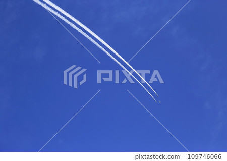 Blue Impulse 在藍天上繪製軌跡時表演 Blue Impulse 在藍天上繪製軌跡時表演 109746066