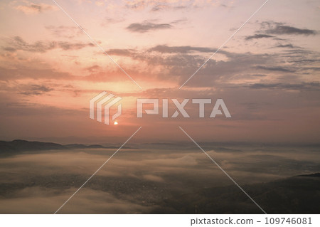 雲海流動的三好盆地的朦朧日出 109746081