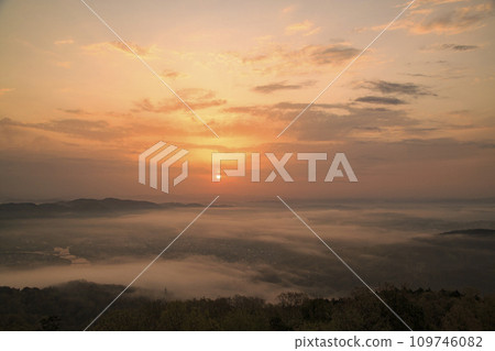 雲海流動的三好盆地的朦朧日出 109746082