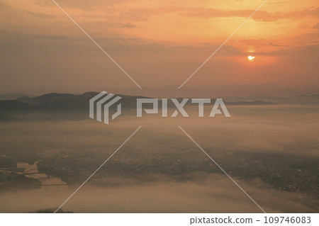 雲海流動的三好盆地的朦朧日出 雲海流動的三好盆地的朦朧日出 109746083