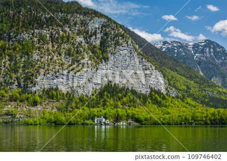 Castle at Hallstatter See mountain lake in Austria 109746402