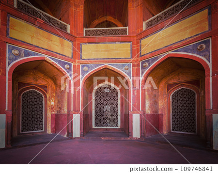 Arch with carved marble window. Mughal style 109746841