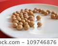 Dried soybeans 109746876