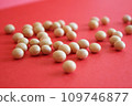 Dried soybeans 109746877