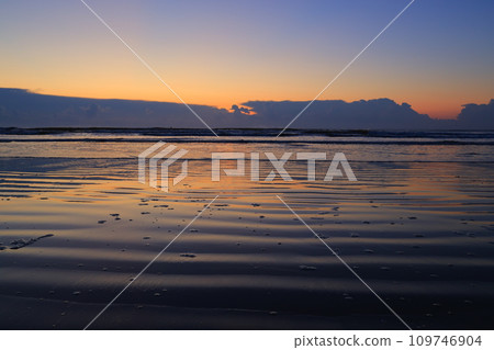 朝日從海上升起 朝日從海上升起 109746904