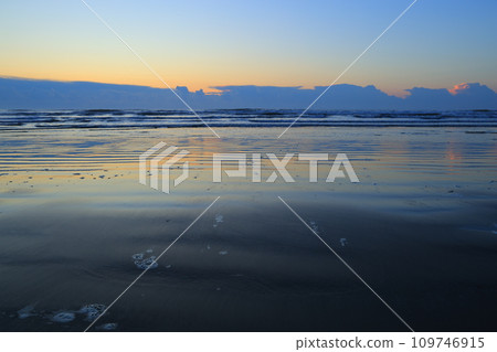 朝日從海上升起 109746915