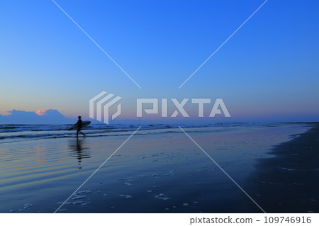 朝日從海上升起 朝日從海上升起 109746916