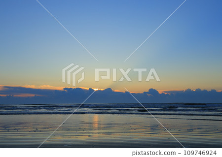 Asahi rising from the sea 109746924