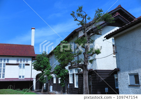 Vories Academy/Hyde Memorial Hall in Omihachiman City (from the courtyard to the school building) Vories Academy/Hyde Memorial Hall in Omihachiman City (from the courtyard to the school building) 109747154