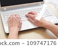 At hand to input the keyboard of the personal computer 109747176