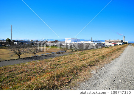 從川越市入間川河岸眺望川越東衛生所附近的風景 109747350
