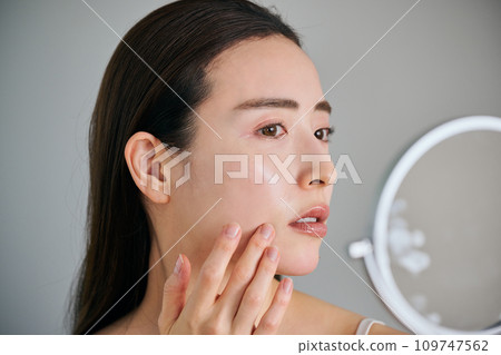 30多歲的女性,擔心自己的笑紋 30多歲的女性,擔心自己的笑紋 109747562