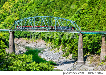 Dosan Line Limited Express Nanfaze crossing the Second Yoshinogawa Bridge at Oboke (Oboke - Koboke) Dosan Line Limited Express Nanfaze crossing the Second Yoshinogawa Bridge at Oboke (Oboke - Koboke) 109747867