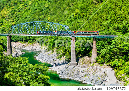 Dosan Line Limited Express Nanfaze crossing the Second Yoshinogawa Bridge at Oboke (Oboke - Koboke) Dosan Line Limited Express Nanfaze crossing the Second Yoshinogawa Bridge at Oboke (Oboke - Koboke) 109747872