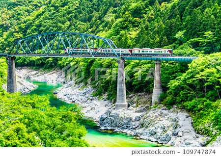 Dosan Line Limited Express Nanfaze crossing the Second Yoshinogawa Bridge at Oboke (Oboke - Koboke) 109747874